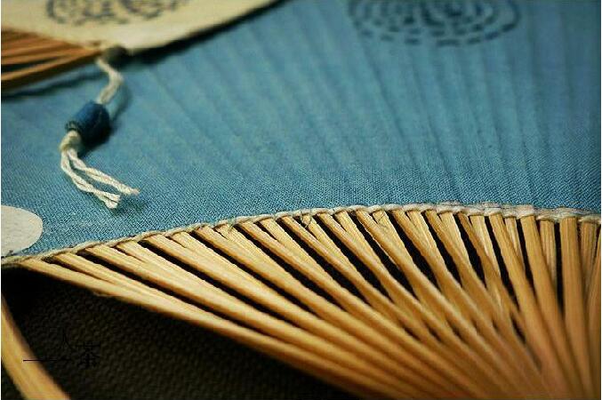 家佳樂文學(xué)復(fù)古刺繡和風(fēng)扇