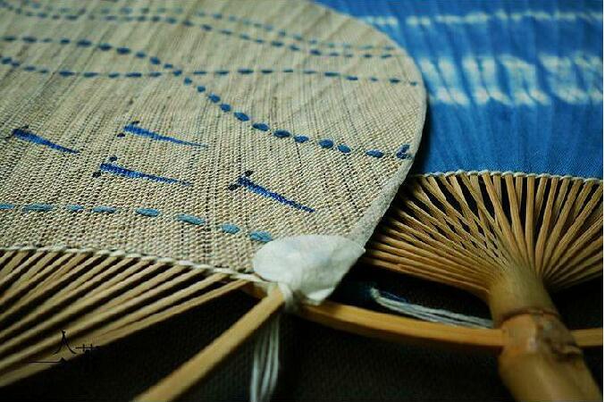 家佳樂文學(xué)復(fù)古刺繡和風(fēng)扇