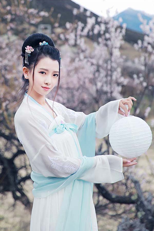 大擺繡花齊胸襦裙，漢服