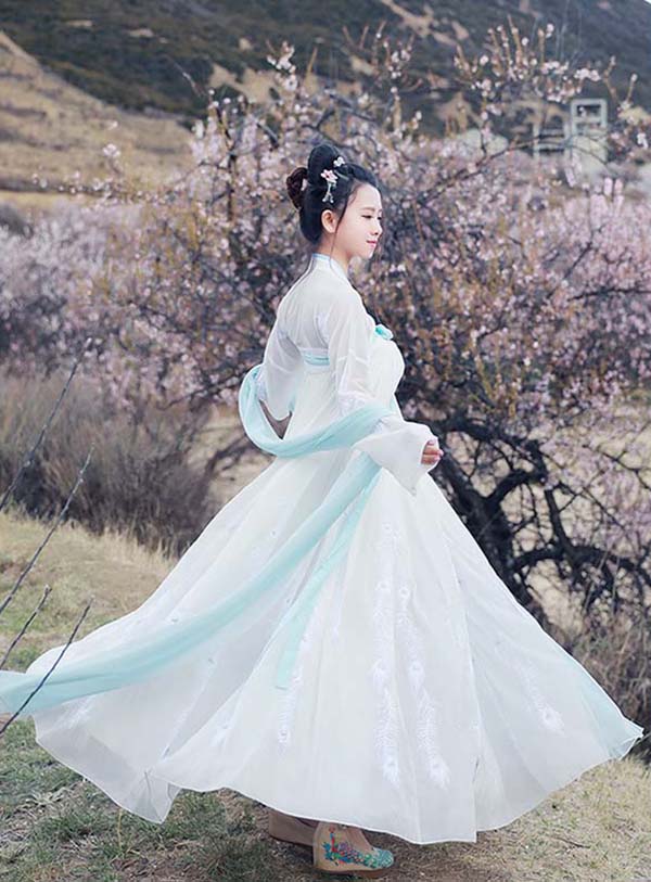 大擺繡花齊胸襦裙，漢服