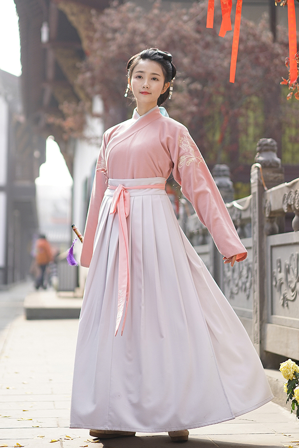 漢服  交領襦裙繡花長褙子