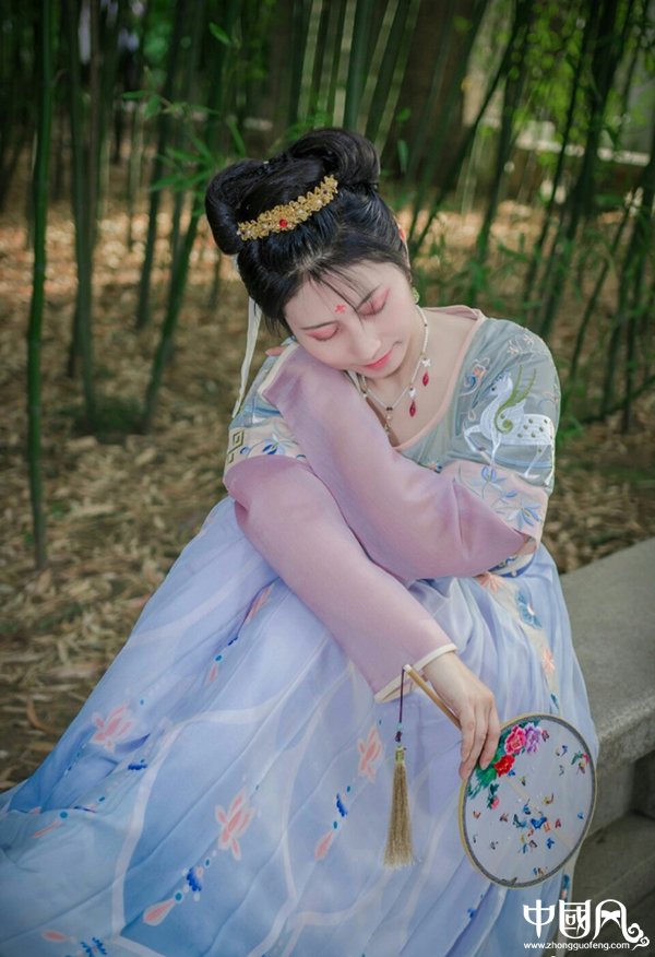 漢服齊腰襦裙 繡花袒領(lǐng)齊腰襦裙