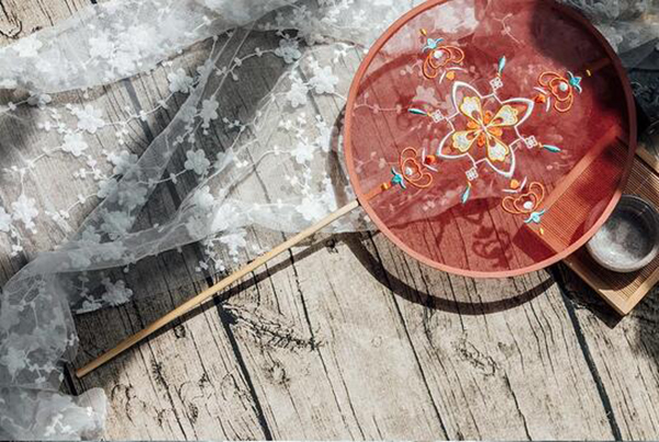 唐風(fēng)胭脂紅長柄團花宮扇