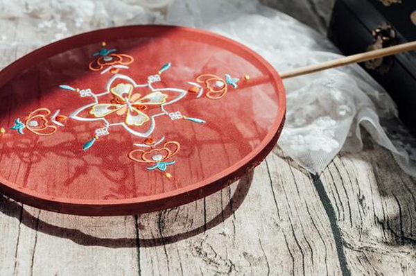 唐風(fēng)胭脂紅長柄團花宮扇