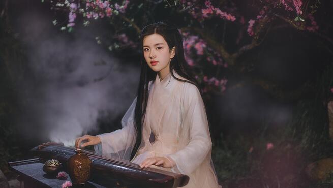 古裝女子攝影照片，桃樹為誰種