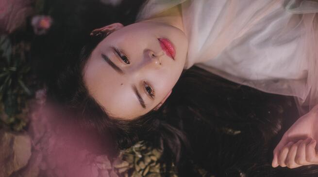 古裝女子攝影照片，桃樹為誰種