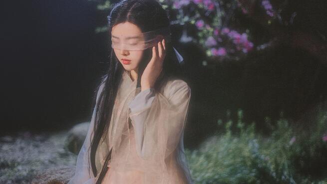 古裝女子攝影照片，桃樹為誰種