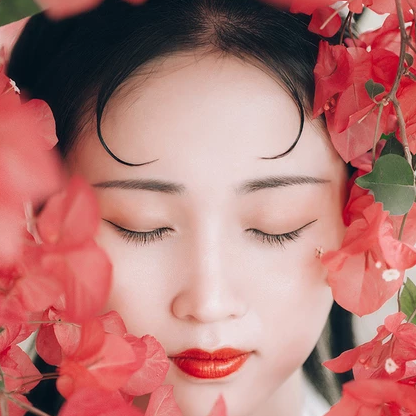 嬌艷紅花女生頭像，唯美古風(fēng)真人頭像