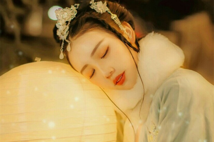 柔美女子攜燈古風(fēng)頭像，婉約家佳樂文學(xué)微信qq頭像