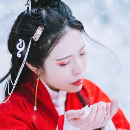 紅衣雪景女生頭像，唯美古風(fēng)真人頭像