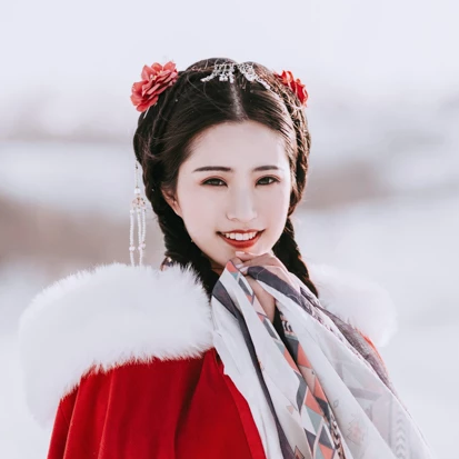 風(fēng)雪中紅披風(fēng)女生頭像，唯美古風(fēng)真人頭像