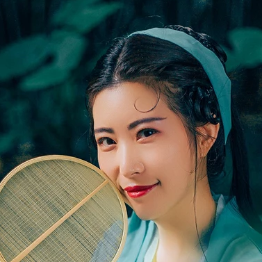 青青帶團(tuán)扇女生頭像，唯美古風(fēng)真人頭像