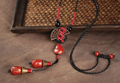 紅陶瓷吊墜復(fù)古風(fēng)毛衣鏈項(xiàng)鏈?zhǔn)罪? / data-QYcE=