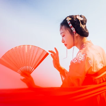 滄海風(fēng)舞帶折扇女生頭像，唯美古風(fēng)真人頭像