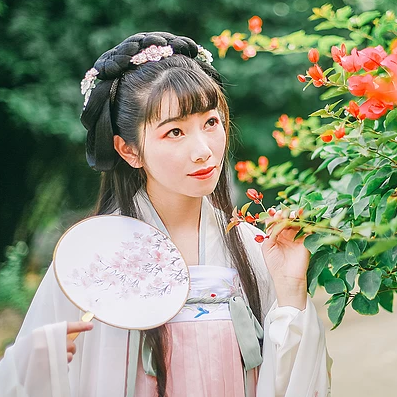 花庭樹下女生頭像，唯美古風(fēng)真人頭像