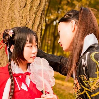 銀杏紅衣閨蜜頭像，唯美古風(fēng)真人頭像