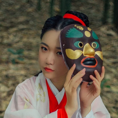 紅衣帶面具扇女生頭像，唯美古風(fēng)真人頭像