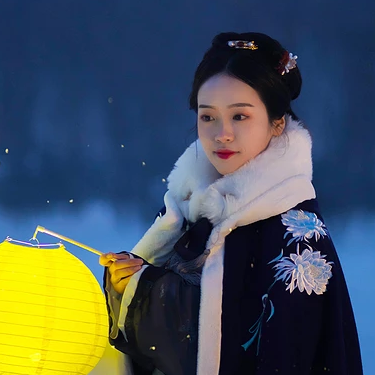 月夜下提燈女生頭像，唯美古風真人頭像