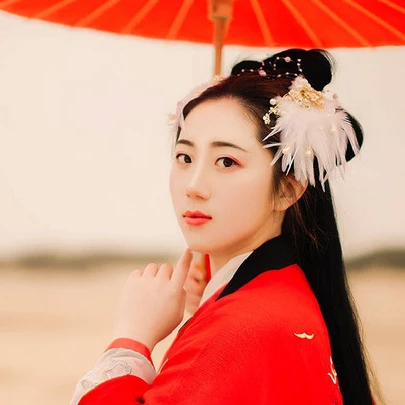 大漠紅衣帶傘女生頭像，唯美古風真人頭像
