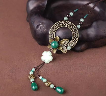 復(fù)古文藝風(fēng)金屬吊墜項(xiàng)鏈?zhǔn)罪? / data-QAPh=