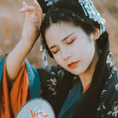 蘆葦飄揚(yáng)女生頭像，唯美古風(fēng)真人頭像