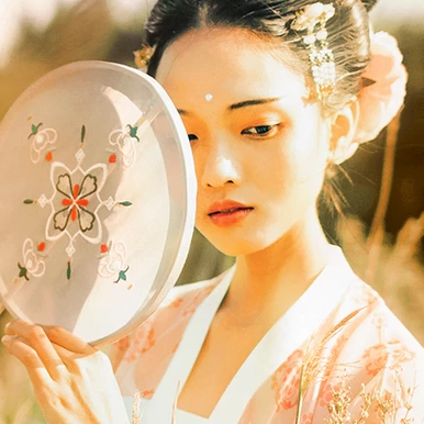 淡雅文藝帶團(tuán)扇女生頭像，唯美古風(fēng)真人頭像