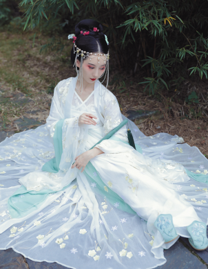 精美繡花漢服，端莊大氣漢服