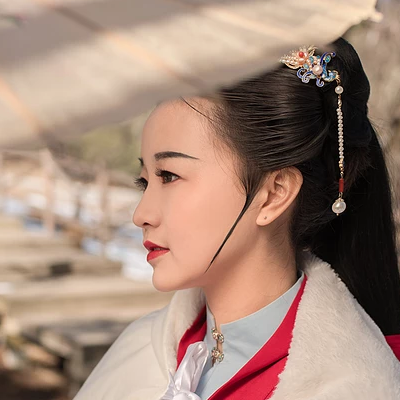 古典紅衣帶傘女生頭像，唯美古風真人頭像