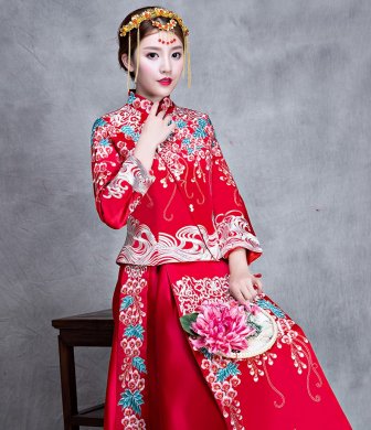 漫天繁花刺繡中式禮服，新娘結(jié)婚禮服