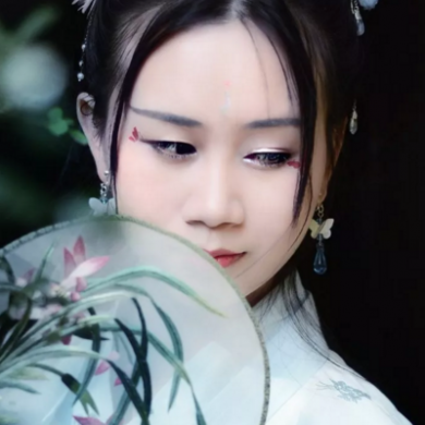 竹林帶團(tuán)扇女生頭像，唯美古風(fēng)真人頭像