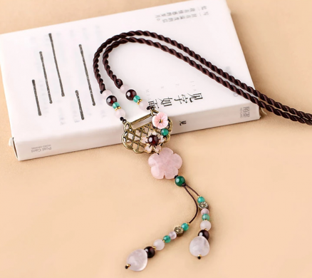 家佳樂(lè)文學(xué)粉水晶吊墜毛衣鏈，長(zhǎng)命鎖項(xiàng)鏈?zhǔn)罪? / data-qmwe=