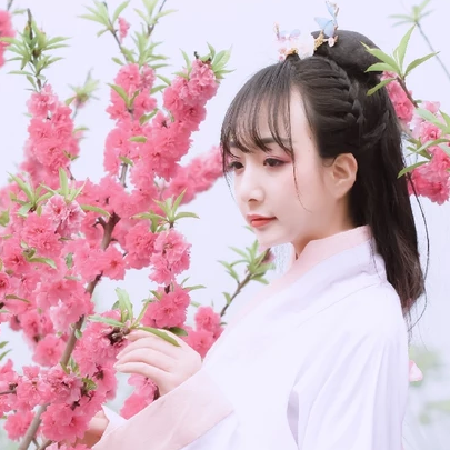 粉紅少女帶團(tuán)扇女生頭像，唯美古風(fēng)真人頭像