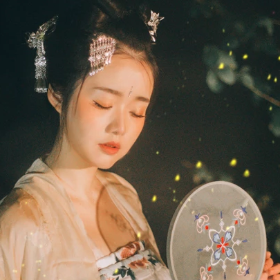 夜景帶團(tuán)扇女生頭像，唯美古風(fēng)真人頭像