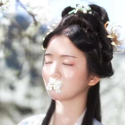 玉山清帶傘女生頭像，唯美古風(fēng)真人頭像