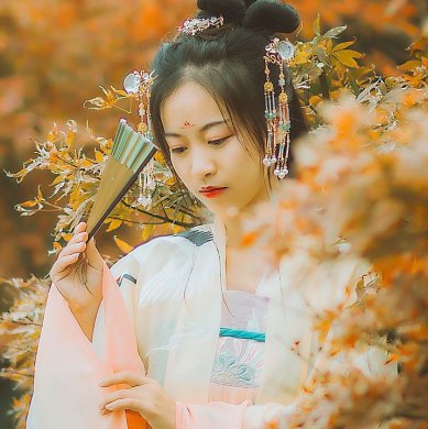 楓葉彈琴帶折扇女生頭像，唯美古風真人頭像