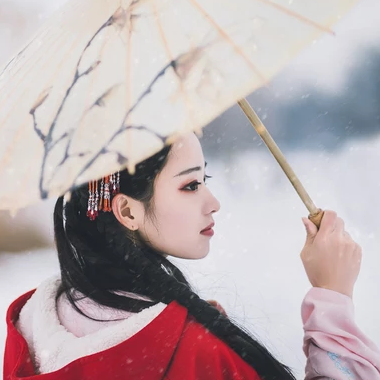初雪紅披風(fēng)帶傘女生頭像，唯美古風(fēng)真人頭像