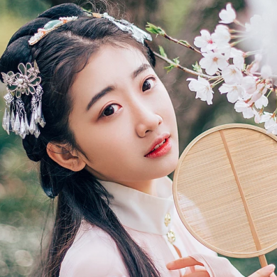 桃花樹下古風(fēng)頭像，唯美古風(fēng)粉衣女子真人頭像