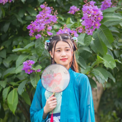 藍(lán)衣帶團(tuán)扇女生頭像，唯美古風(fēng)女子真人頭像