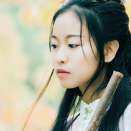 落葉飄粉衣女生頭像，唯美古風(fēng)真人頭像