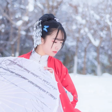 白雪紅衣女生頭像，唯美古風(fēng)真人頭像