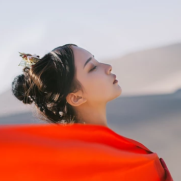 沙漠紅衣女子頭像，唯美古風(fēng)真人頭像