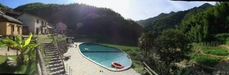 秘境民宿，倒影空寂山谷的一輪明鏡