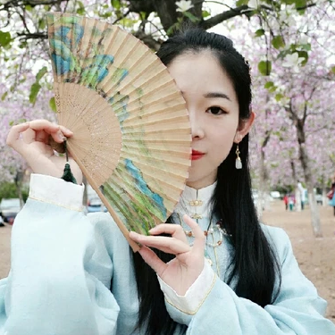 花開(kāi)帶折扇女生頭像，唯美古風(fēng)真人頭像
