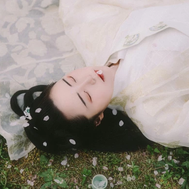 櫻落漫天女生頭像，唯美古風(fēng)真人頭像