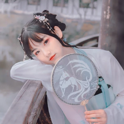 翩翩仙舞帶傘女生頭像，唯美古風(fēng)真人頭像