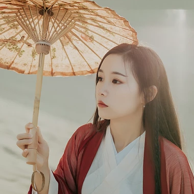 沙漠紅衣帶傘女生頭像，唯美古風(fēng)真人頭像