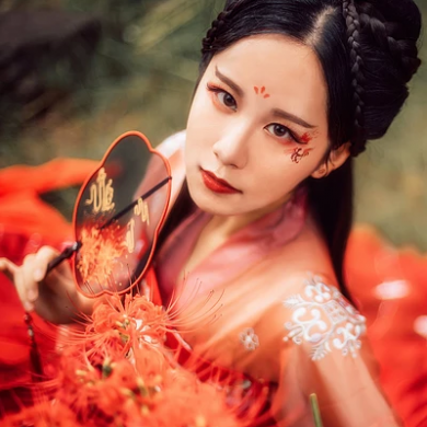 妖艷彼岸花紅衣女子頭像，唯美古風(fēng)真人頭像