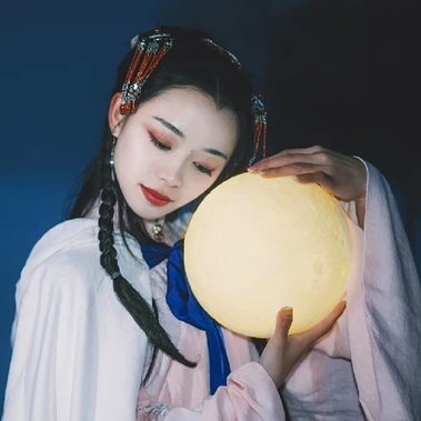 月色下拿燈女生頭像，唯美古風(fēng)真人頭像