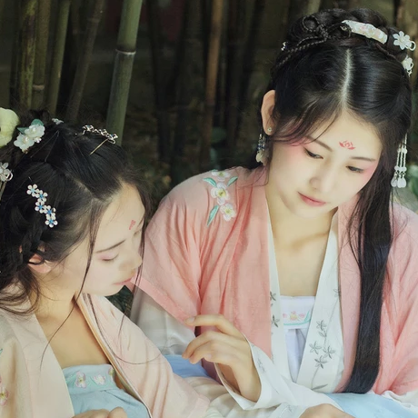 綠陰樹下閨蜜頭像，唯美古風(fēng)女子頭像