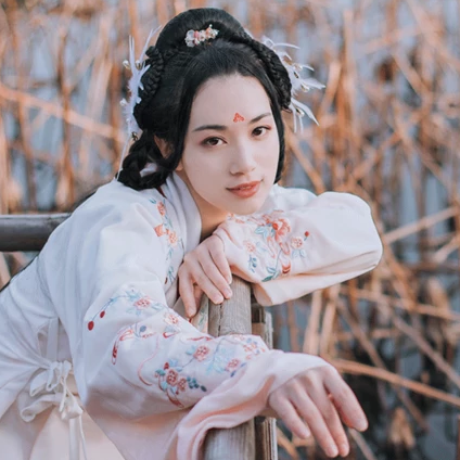 典雅帶團扇女生頭像，唯美古風真人頭像